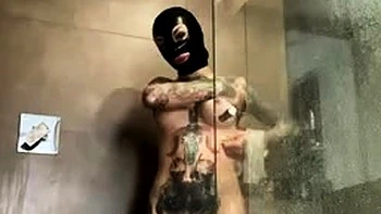 Große Titten Babe wichst allein mit Latexhaube in Dusche