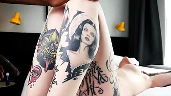 Bibibratx devora polla negra y acaba en su cara