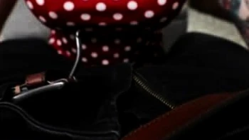 Madrasta ajuda o pai a fodê-la até engravidar