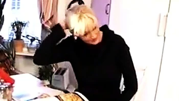 Mulher madura dinamarquesa chupando e fodendo amador