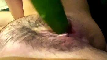 Fette Fotze wird mit Gurke gefickt