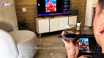 Modelos latinas pulando com peitos no trio interracial