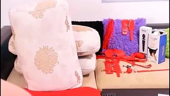 Caliente chica se masturba con gran polla en cam