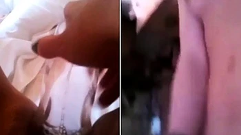 Britisches Babe fickt sich mit Flasche und Toys