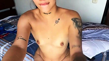 Teen se masturbe pendant que ses parents ont des invités