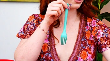 MILF pelirroja en trío con blowjob y follada familiar