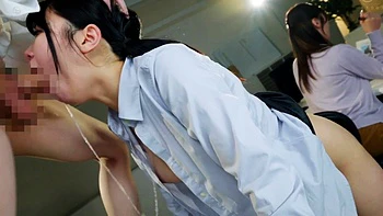 Asiática japonesa fodida em grupo com boquete