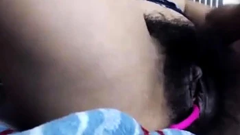 MILF peluda se masturba anal com brinquedos na webcam