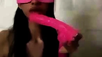 Mia Kandi blowjob en solitario con dildo