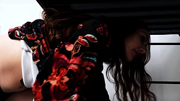 Брюнетка Белла Блу жестко ебется