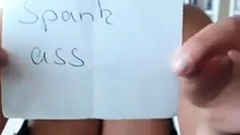 Milf aux grosses fesses joue avec dildo en webcam