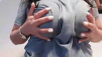 Große Titten Amateur Brünette Solo