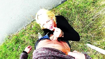 Große Titten öffentlicher Blowjob POV in Berlin