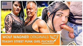 Fellation allemande rude avec grosse bite en public