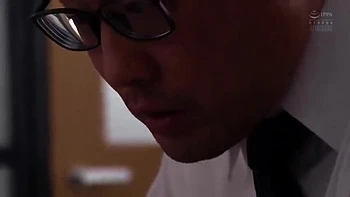 Femme trompe son mec cocu devant lui