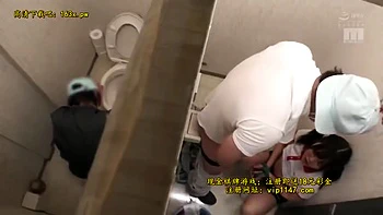 Cuckold humilhado enquanto esposa é fodida