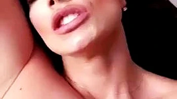 Esperanza lutscht, reitet Cowgirl und fickt Missionar