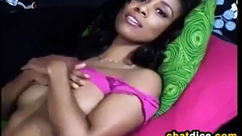 Красивая эбони сосет хуй