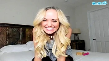 Mature blonde exhibe ses gros seins en solo