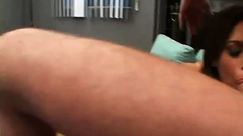 Mia e Jeanie lambem e fodem anal a três