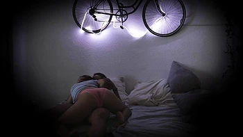 MILF tatuada recibe felación y facial