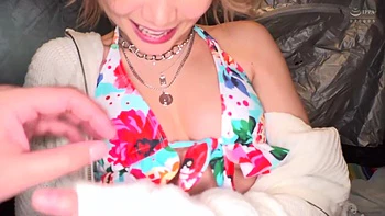 Chica asiática corre duro con besos profundos