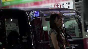 Süßes asiatisches Mädchen reitet breitbeinig durch