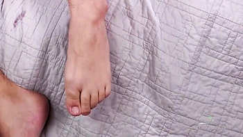 Сирена мастурбирует с игрушками на влажную киску