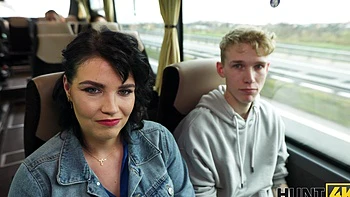 Федерика сосет член в автобусе в Чехии