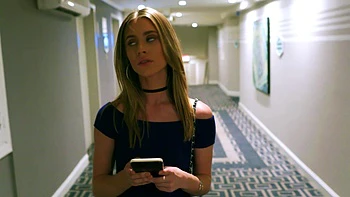 Молодая блондинка жестко трахается с большим черным членом