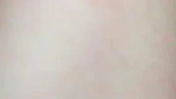 Asiática amateur chupando polla dura