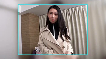 Ayami Sekretärin fickt Doggy mit großen Titten