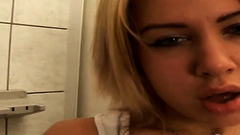 Blonde mignonne se fait pisser la chatte en hardcore