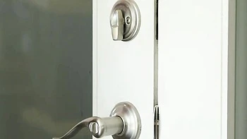 Sophia Sterling bouclée baisée en levrette