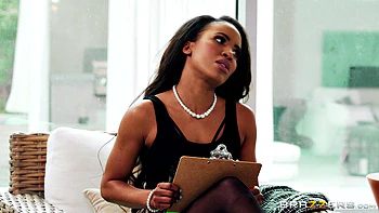 Brunette sin ropa interior chupando culo en sofá