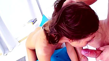 Adolescente atrevida engole pau duro