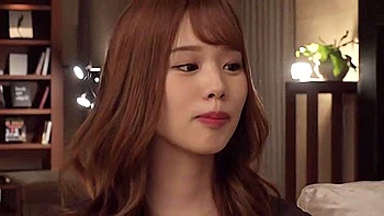 Asiatisches Girl bekommt Handjob beim Orgasmus