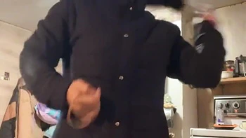 Cuisine la pizza puis baise sa chatte poilue