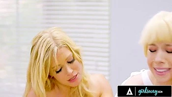 Perverse Milf-Ärztin bringt kleine Kenzie zum Squirten