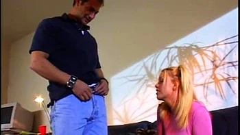 Бриттни Скай: блондинка сосет и трахает сзади