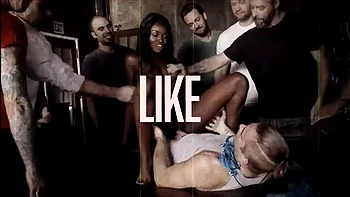 Garota asiática distrai com footjob e fode pesado