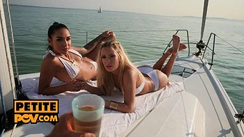 Канди Лишес и Блэк Энджел трахаются лесбиянками втроем