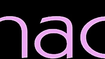 Ladyboy pequena masturbando pênis pequeno