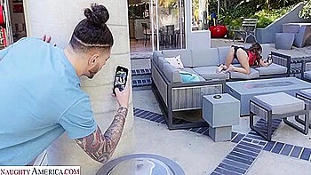 La sexy morena amiga de mi hermanastra mueve el culo en polla grande