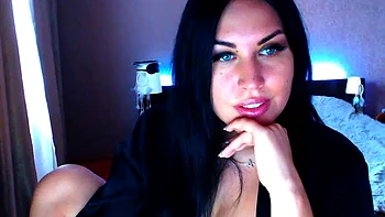 Брюнетка-любительница дрочит на вебке
