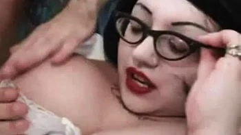 Готическая медсестра с большими сиськами и задом двойное проникновение