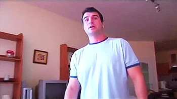 Morena tetona se desnuda y folla en la bañera