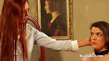 Блондинка чешка в латексе и БДСМ трахает подчинённых