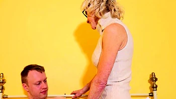 Jovem fodendo loira madura síndica