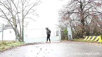 Naomi Bennet pisse en public, fétichisme